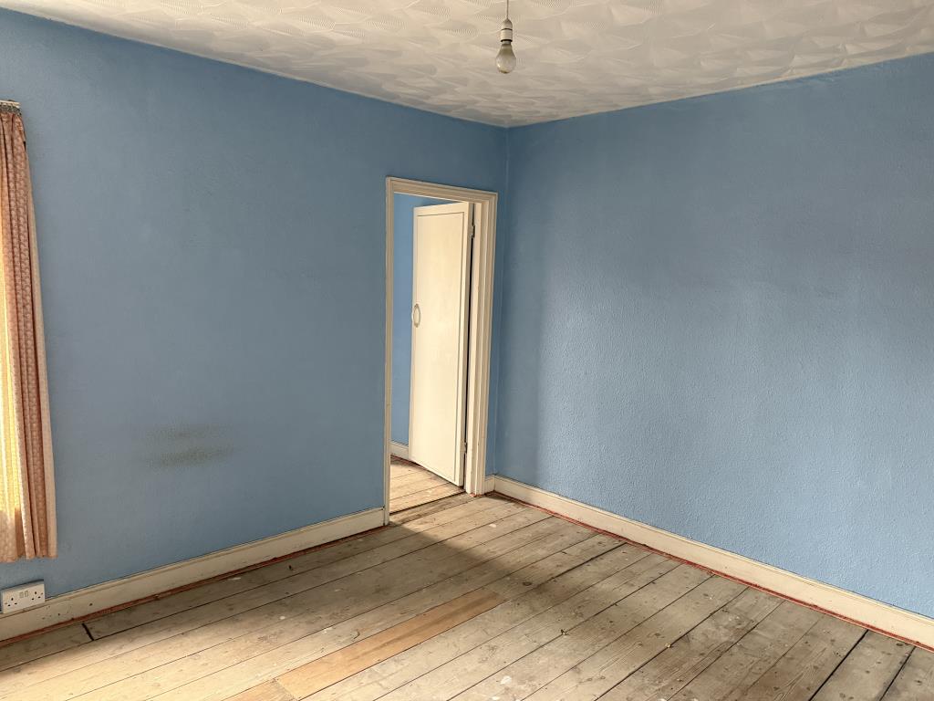 Lot: 105 - THREE-BEDROOM HOUSE IN NEED OF IMPROVEMENT - Bedroom two